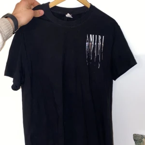 Svart t-shirt  - I nytt skick