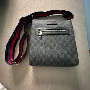 Tjena!! Säljer en Gucci väska som är helt ny. Priset kan diskuteras vid snabb affär. Finns fler bilder vid behov!!✌️