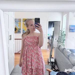 Blommig klänning  - Säljer denna sjukt snygga blommiga klänning. Den är perfekt till midsommar!  🌸Använd 2 gånger 🌸Ingen deffekt 