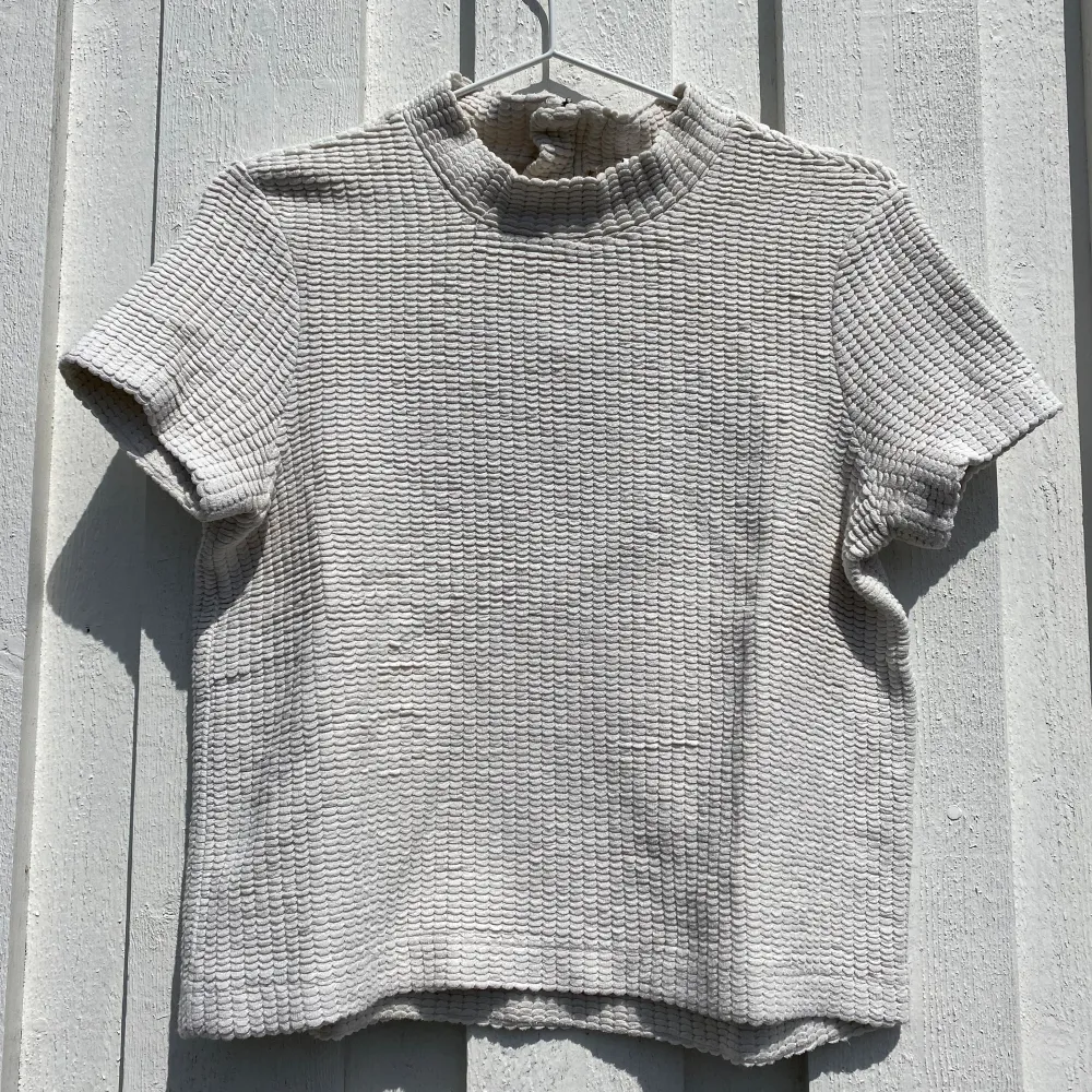 Blus i coolt mattetal . Puserot.