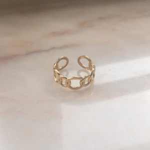 Ring från Yomie  - Yomie har fina kvalitativa prisvärda ringar som endast kostar 99kr 💕 Alla är vattentäta och gjorda av rostfritt stål 💛 Ringarna orsakar alltså inga utslag 💕Denna ring är justerbar & i färgen guld 💛 För fler frågor/bilder skicka ett meddelande💕