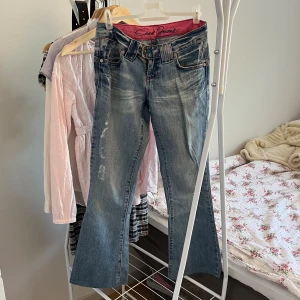 Lågmidjade jeans från cross jeans - Verkligen sååå fina lågmidjade och utsvängda jeans från cross jeans med rosa sömmar som tyvärr inte passar mig💘 Midjemått: 34 cm tvärsöver. Innerben: 73 cm. Aldrig använda av mig men köpta på Vinted, inga synliga defekter🍒 Storlek: w26 l34