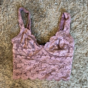 Topp - Säljer en jättefin topp, nästan oanvänd