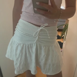 Kjol med inbyggda shorts  - Säljer denna snygga kjol. Den har inbyggda shorts. 