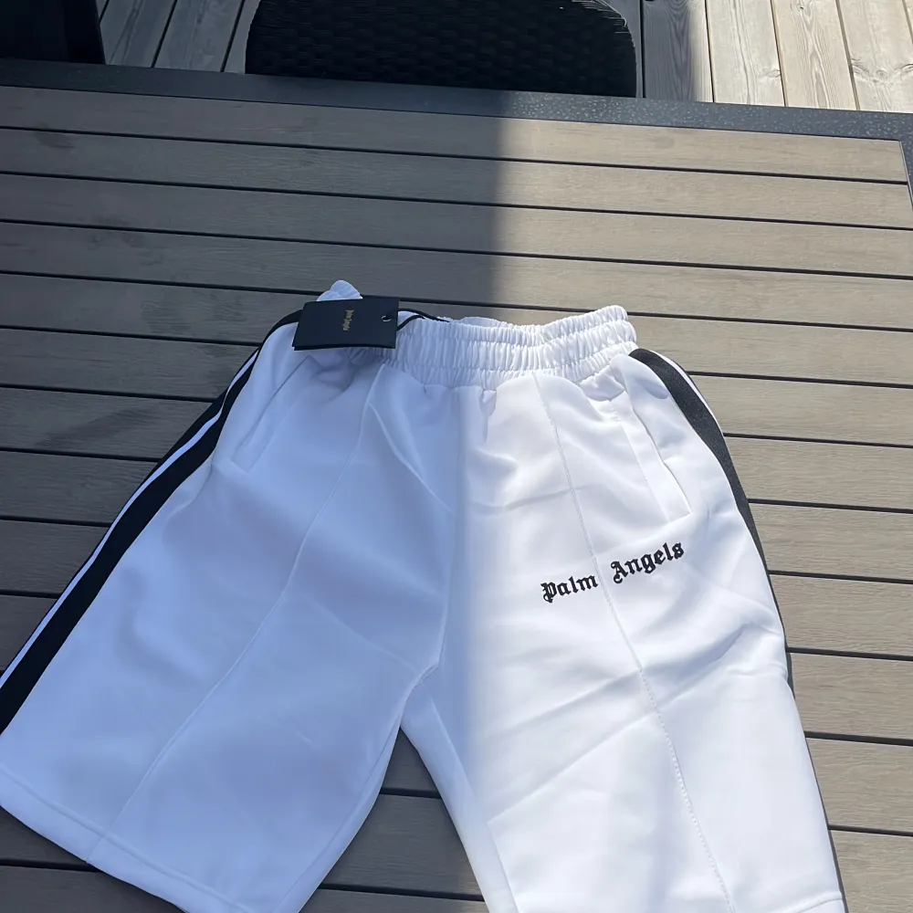 Riktigt snygga Palm angels shorts perfekt till sommaren, aldrig använda, de säljs för att de är för små, storleken är size S och ungefär 165-172 men passar nog under 165 också, köpte de tillsammans med de gråa så checka in de också😃. Shorts.