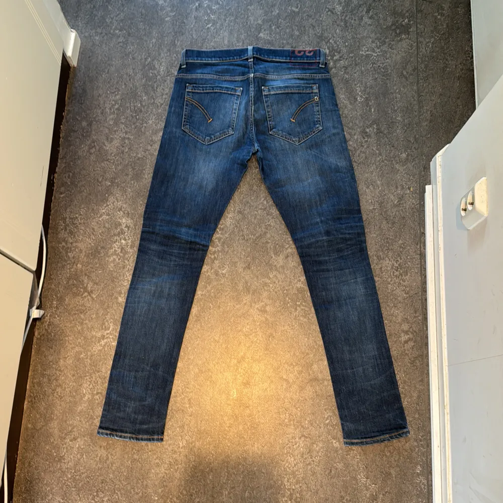 Riktigt feta och fräscha Dondup jeans i modellen george✅Jättefint skick med sliten design✅ Storlek 32 och sitter slim, passar storlek 30✅ Pris: 899 kr✅. Jeans & Byxor.