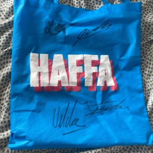 Signerad Tote Bag - Haffa totebag signerad av alla i produktionen. Super bra för tex stranden osv. Använder inte men det är lite coolt att ha deras autografer 