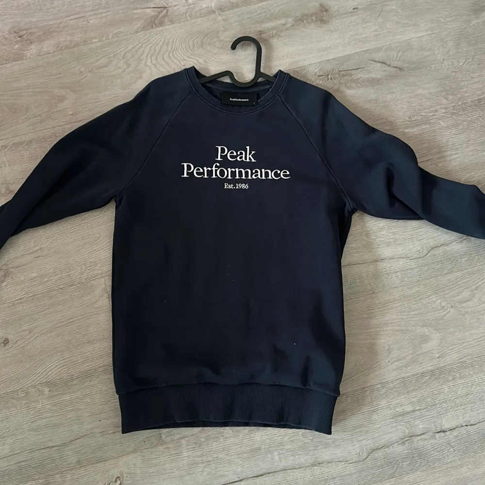 Säljer en Peak performance tröja i nyskick Strl S  . Hoodies.