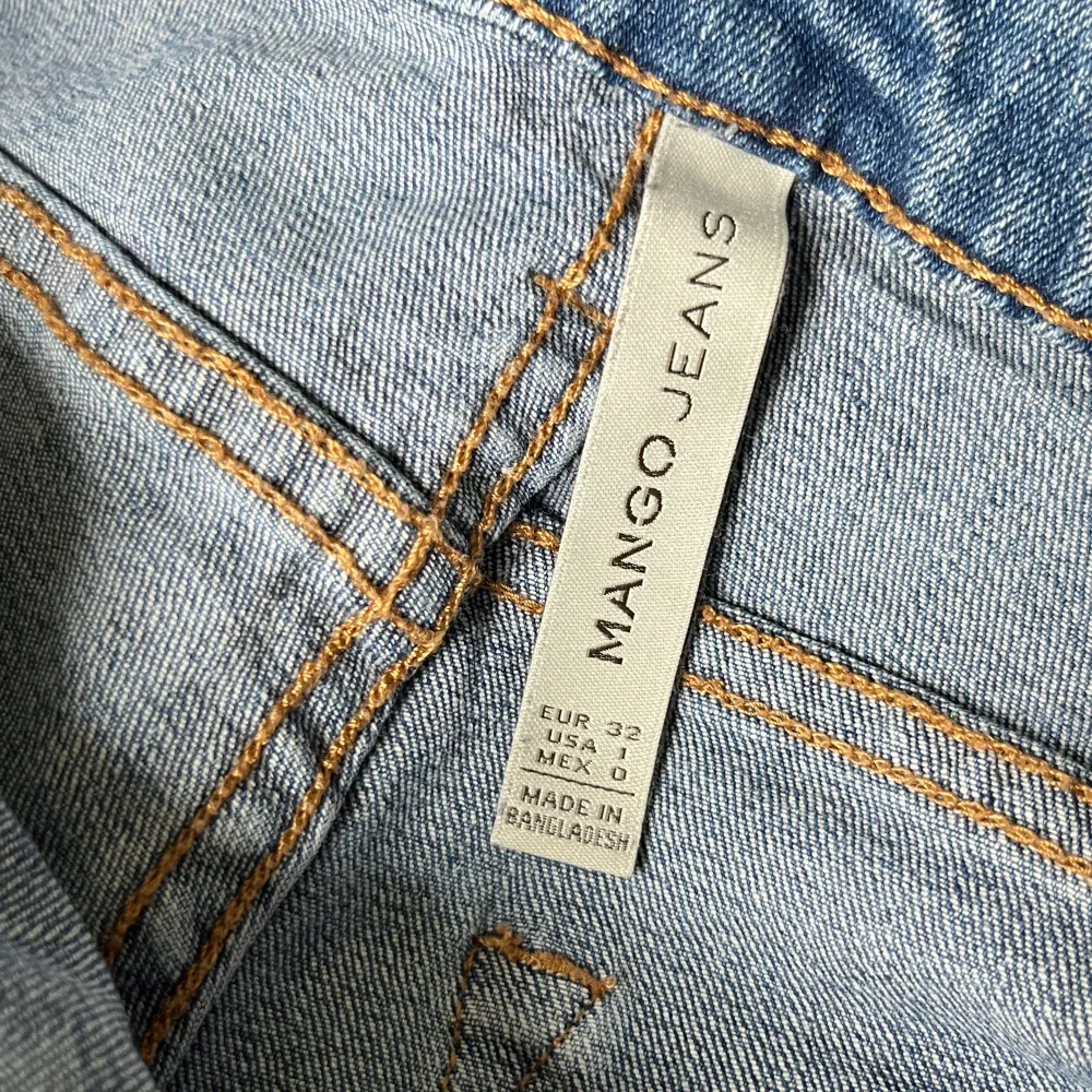 Snygga korta jeansshort i bra skick från Mango Jeans. Storlek 32. 98% bomull, 2% elastan.. Shorts.