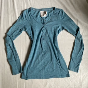 Jättesöt tröja - Säljer denna gulliga långärmade tröjan, något nopprig men inget som stör:)  Skriv privat ifall du undrar något💗