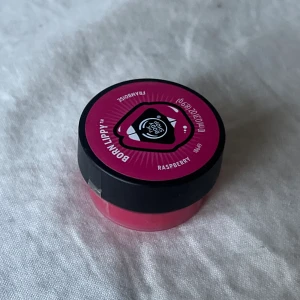 Läppbalsam - Säljer ett läppbalsam från the body shop i raspberry som är helt oanvänt och nytt🤍