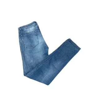 Acne Studios Jeans Paint splatter - Riktigt feta Acne Studios Jeans med lite Paint splatt (slim/regular fit) Storlek: W33 L34, uppsydda dock, passar typ L33, L34. Pris: 499kr Nypris: 2500kr Skick: 9/10, finns inga defekter Skriv självklart om ni har några frågor/ vill se fler bilder🙌