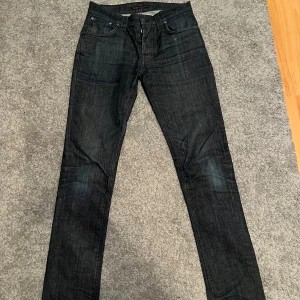 Nudie jeans Co - Mörkblåa nudie jeans co  Vet ej modell, tror dock att dom är i slim fit modell eller super slim fit. Storlek:  Midja 30 Längd 34