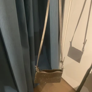 Jättefin glittrig väska✨ - En sååå fin glittrig väska som är jättebra för firande,eller fester och mm❤️