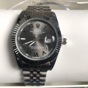 Rolex klocka - Helt ny plast skydd på kan dras bort enkelr. Box och armband ingår pris diskuteras 