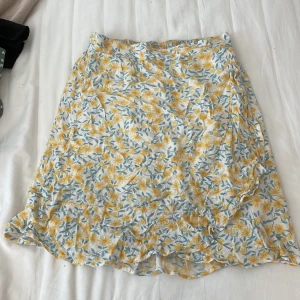 Kjol - I fint skick, har bara använts på en skol avslutning