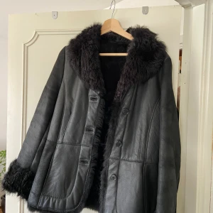 Afgan jacka i äkta skinn - Afghan jacka i äkta skinn. Storlek S. Fint skick!