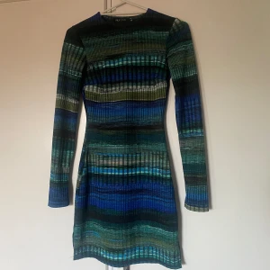 Multifärgad klänning - Säljer pga för liten 