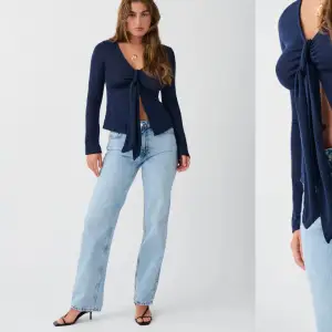 Säljer mina ”low straight jeans” från Gina Tricot. Finns små tecken på användning (finns bild) men överlag ser dom ut som nya. Original pris 500