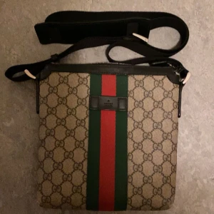 Gucci Axelväska äkta  - En äkta gucci väska i väldigt bra skick 