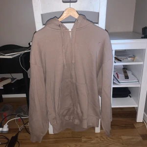Fin zip hoddie från hm - Mer bilder eller frågor är det bara att ställa 
