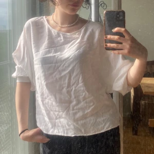 Vit blus🤍 - Jättefin vit blus!  Kan mötas upp i Sthlm annars står köparen för frakt❣️