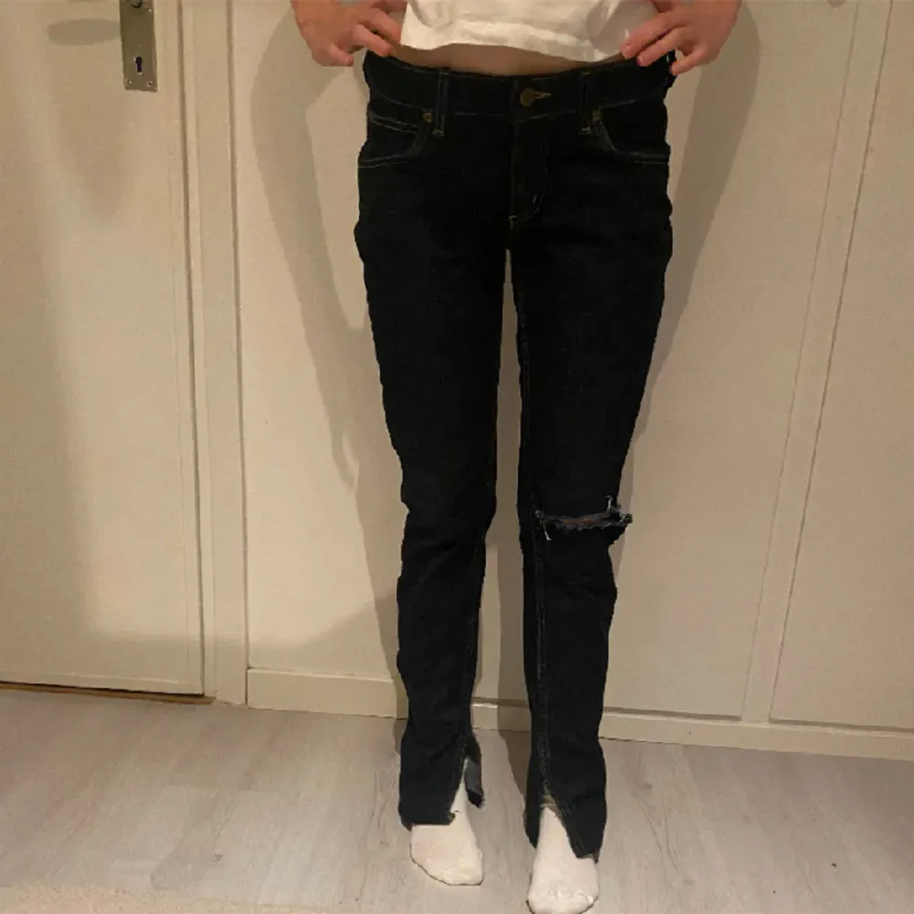 Så himla fina lee jeans som inte kommer till användning! De har slits och en slitning på knät, skitsnygga😍😍. Jeans & Byxor.