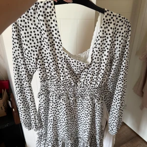 Supersöt klänning - Säljer denna supersöt klänning från missguided som aldrig är använd. Storlek M