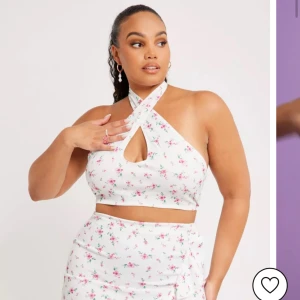 Blommig crop top - Söt somrig top från Nelly i storlek XS