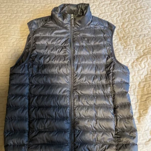 Uniqlo väst  - Uniqlo väst i storlek xs men passar även s utmärkt. Använd 2 gånger det vill säga  helt nytt skick på denna fina vind väst.