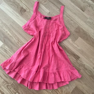 Söt cerise linne - Jättegullig ceriserosa linne med volanger 
