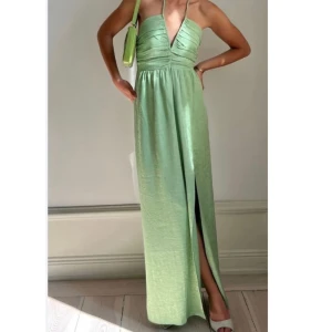 Adoore klänning Franca Strl 34 - Säljer min fina Franca klänning från Adoore för att den inte kommer till användning. Dragkedjan är ändå lite krånglig, men man kan lätt byta den även om den funkar okej. Aldrig använd, prislapp kvar.  Köpt förra sommaren för 1495 kr, men pris går att diskutera.  Perfekt till midsommar 🌼