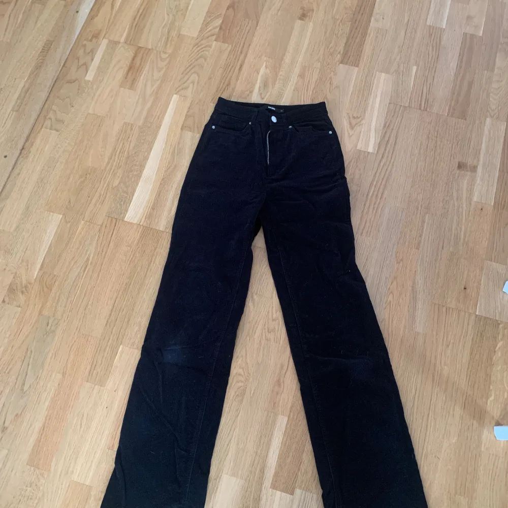 Fina högmidjade raka svarta byxor i Manchester material från Bikbok. Storlek 34 men ganska tajta i midjan. Sparsamt använd så i fint skick. . Jeans & Byxor.