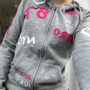 Zipup hoodie - Säljer denna zipup hoodie i storlek XS-S. Tröjan har inga defekter och jag säljer den för att jag rensar ur min garderob. ❤️