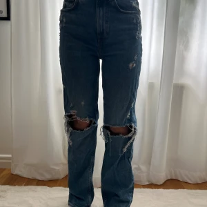 Håliga jeans  - Högmidjade håliga jeans från hm. Går att sy till lågmidjat om man skulle vilja det. Väldigt bra kvalitee
