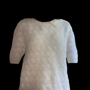 En krämvit stickad tröja med mönster, i mycket gott skick utan defekter💓
