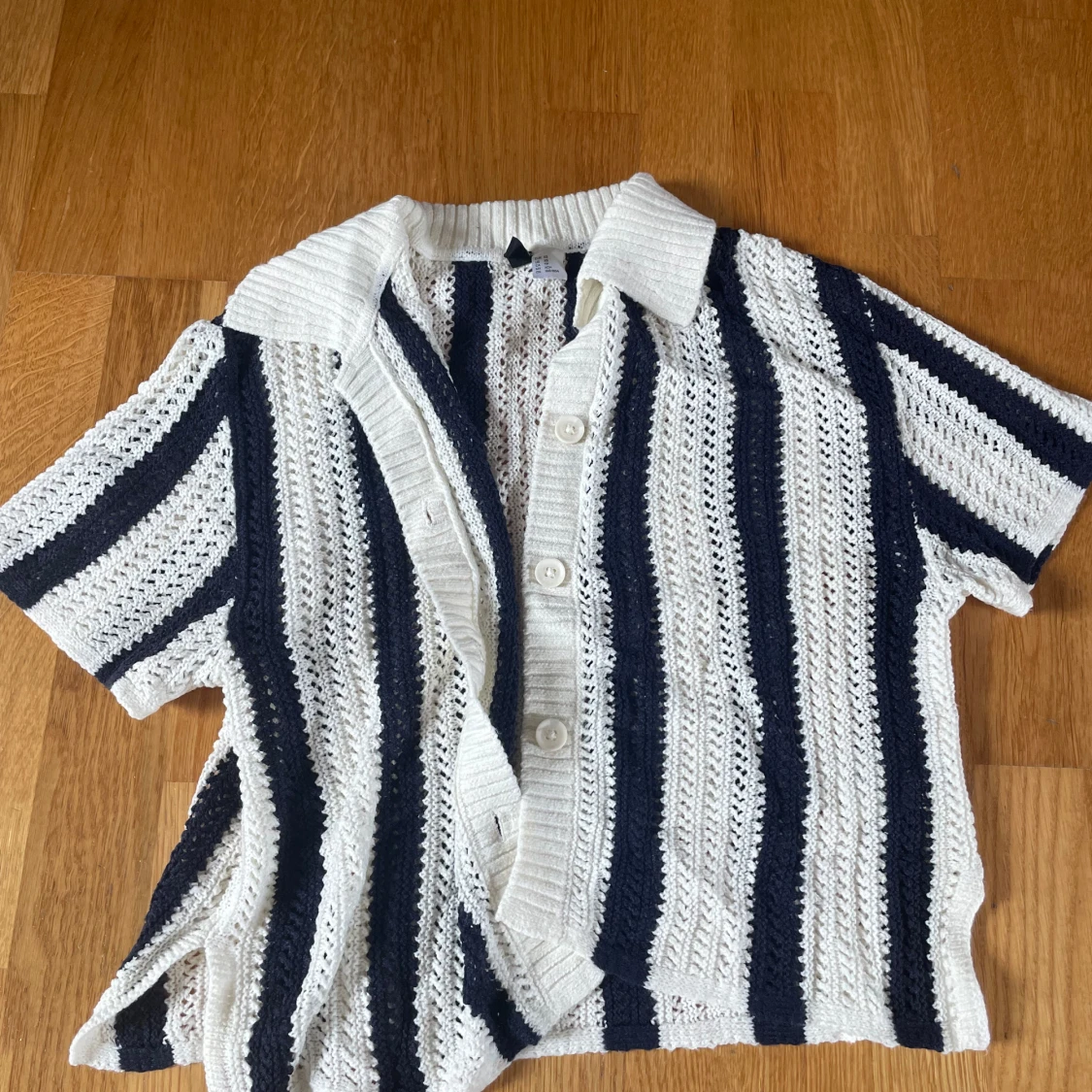 Stickad kortärmad kofta - 90