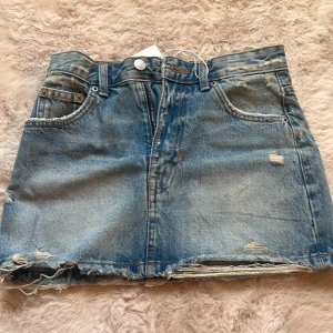Jeans kjol - Säljer sena super fina jeans kjolen❤️den är i storlek xs och aldrig använd❤️köpte för 299 och säljer deför den för samma pris❤️
