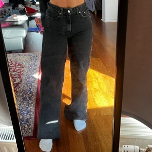 Jeans - Svarta jeans från Lager157. Sparsamt använda, insydda i ryggen.