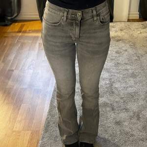 Super fina gråa bootcut jeans i storlek 32 petite. I bra skick. Ordinarie pris 499 kr och säljes för 250kr🤗