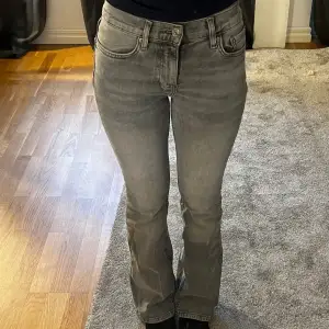Super fina gråa bootcut jeans i storlek 32 petite. I bra skick. Ordinarie pris 500 kr och säljes för 300kr🤗