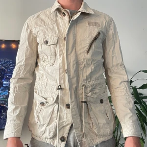 Morris jacka - Sambon vill bli av med för små grejer. Får jättegärna skicka lägre bud! 🥰 Nypris 1599 