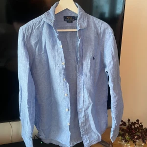 Ralph Lauren skjorta - Linneskjorta!!  Sambon vill bli av med för små grejer. Får jättegärna skicka lägre bud! 🥰