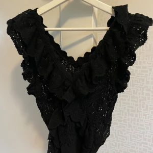 Stickad topp från Zara - Stickad topp från Zara! Använd en gång och säljer för den inte kommer till mer användning 🖤