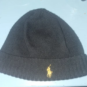Ralph lauren mössa - Skön ralph lauren mössa. Använt en vinter, köpt för 1 år sen. Nypris 700kr mitt pris 300kr