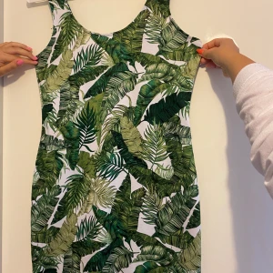 Klänning  - Säljer klänning från H&M