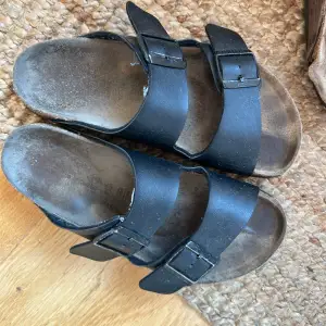 Säljer nu mina gamla sandaler då de har blivit för små, pris är inte huggit i sten, tvättar såklart dom innan jag fraktar eller säljer