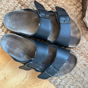 Birkenstock sandaler 39 - Säljer nu mina gamla sandaler då de har blivit för små, pris är inte huggit i sten, tvättar såklart dom innan jag fraktar eller säljer
