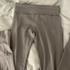 Yoga pants  - Hej! Säljer dessa fina gråa yoga byxorna ifrån Nelly i storlek S. Använda Max 2 ggr! Nypris: 299 kr mitt pris: 149 kr 