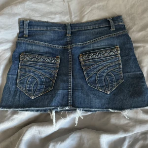 Lågmidjad jeanskjol  - Säljer denna super fina lågmidjade jeans kjolen då den var för liten. Storlek 38 men skulle säga att den sitter som en mindre 36a.